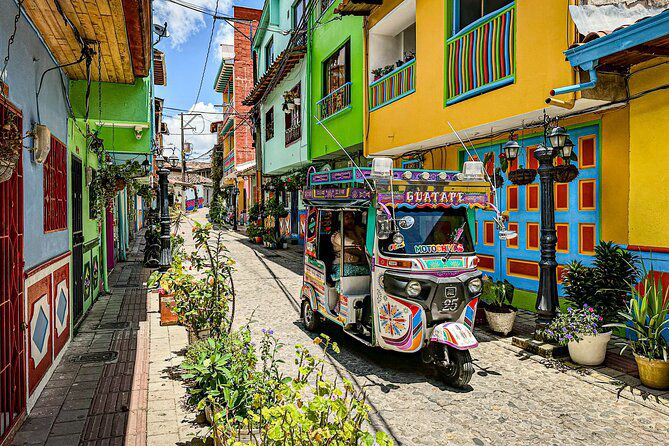 Guatapé City Tour during the Spanglish Guatapé Experience